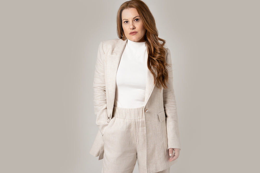 Por que você sempre deve ter um blazer de linho alongado no guarda-roupa